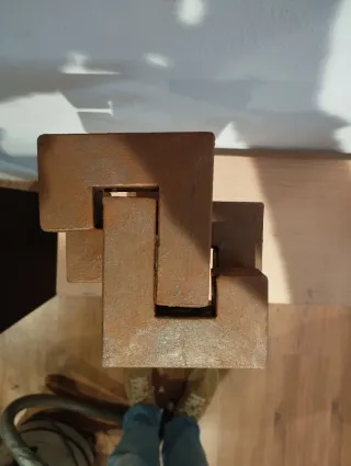 Escultura abstracta de metal oxidado