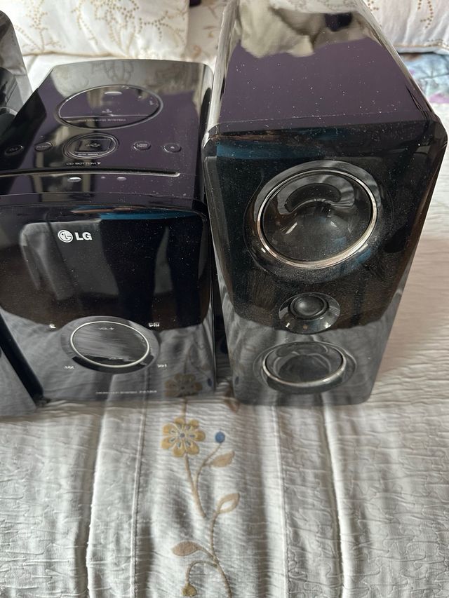 Cadena de música LG negra con mando