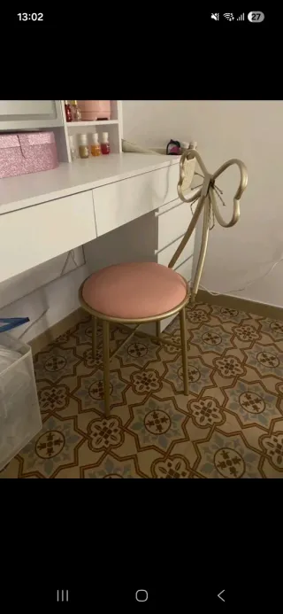 Silla tocador dorada con asiento rosa