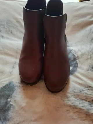 Botines burdeos con suela gruesa ,tacon 4 cms