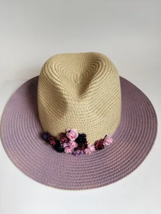 Sombrero de paja beige y malva con flores