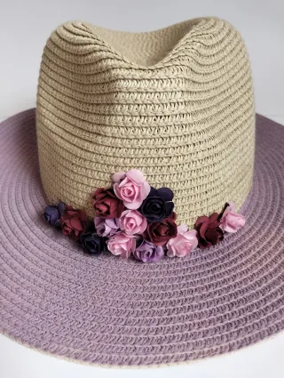 Sombrero de paja beige y malva con flores
