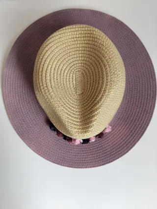 Sombrero de paja beige y malva con flores