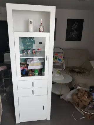 Estantería blanca con puerta de cristal