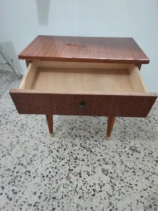 Mesita vintage de noche, color madera