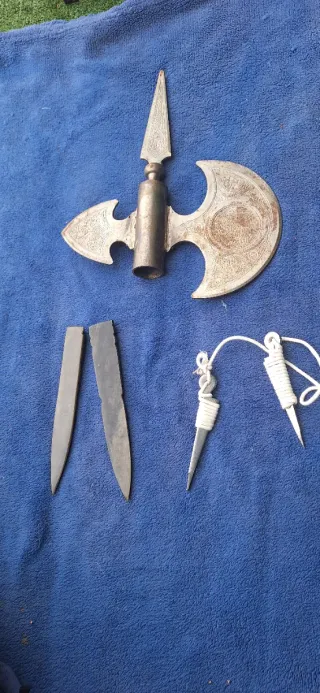 Ascia medievale e coltelli in ceramica