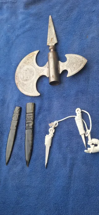 Ascia medievale e coltelli in ceramica