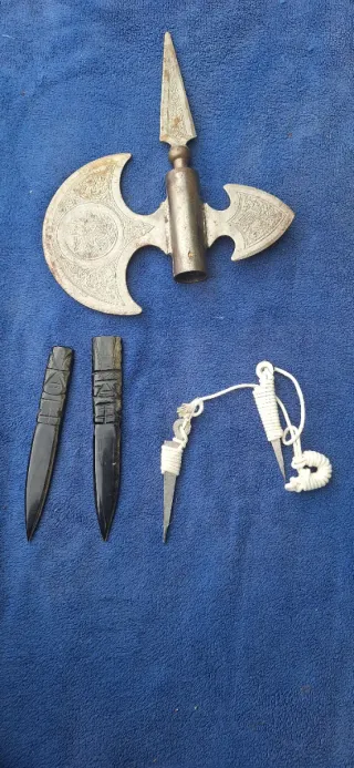 Ascia medievale e coltelli in ceramica