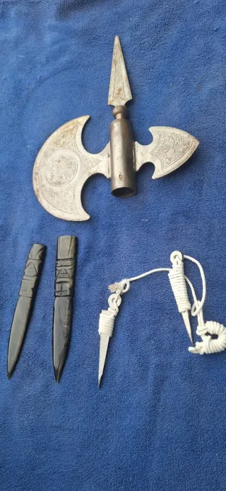 Ascia medievale e coltelli in ceramica