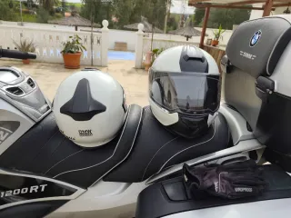 BMW R1200 RT Y DOS CASCOS BMW