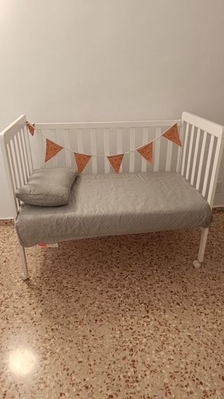 Cuna blanca con protector.