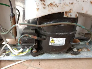 Nevera pequeña blanca