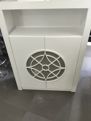 Mueble blanco y gris con detalles circulares