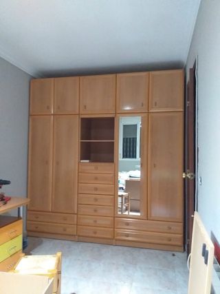 Armario de madera con espejo