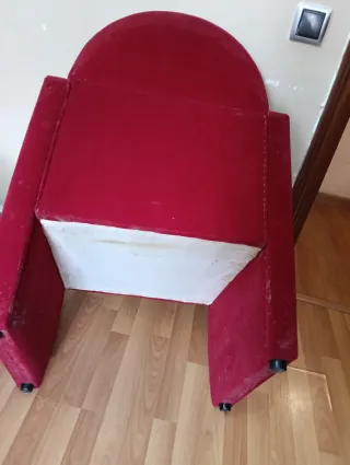 Sillón rojo de terciopelo