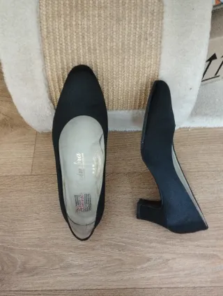 Zapatos negros tacón cómodos.