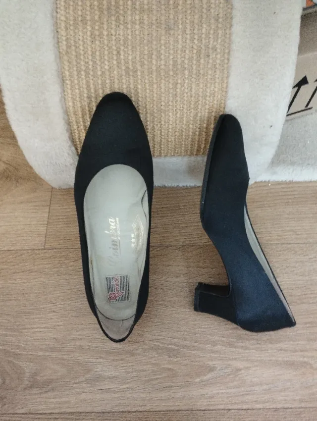 Zapatos negros tacón cómodos.