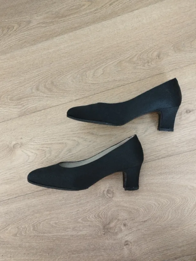 Zapatos negros tacón cómodos.