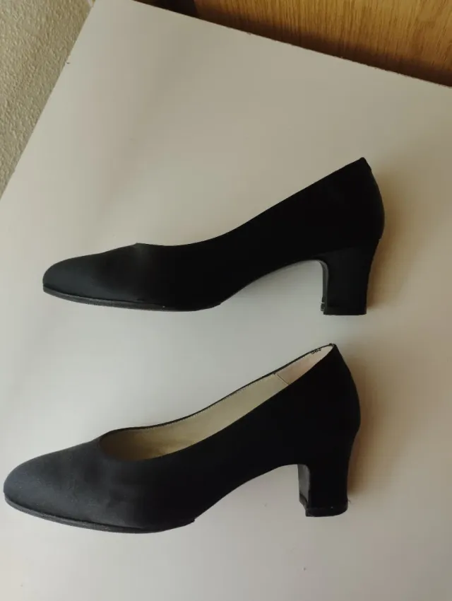 Zapatos negros tacón cómodos.