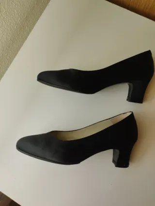 Zapatos negros tacón cómodos.