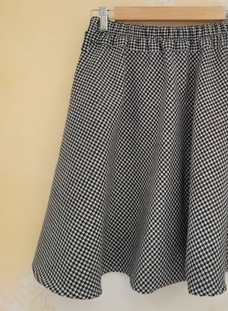 Falda corta lana con cintura elastica.