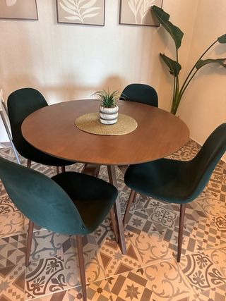Mesa redonda madera y 4 sillas terciopelo