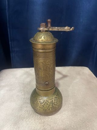 Molinillo de café antiguo de latón