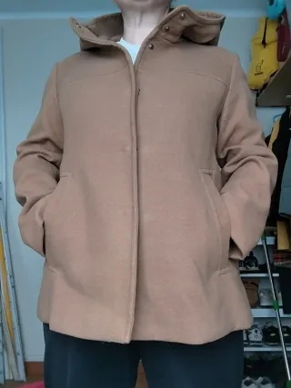 Chaqueta marrón con capucha