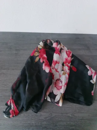 Pañuelo ligero estampado floral