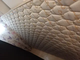 Base tapizada 1.35 con patas blancas y colchón