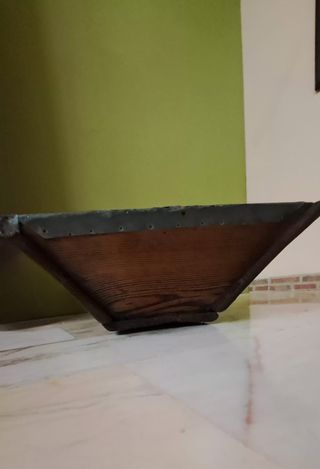 Artesa antigua de madera