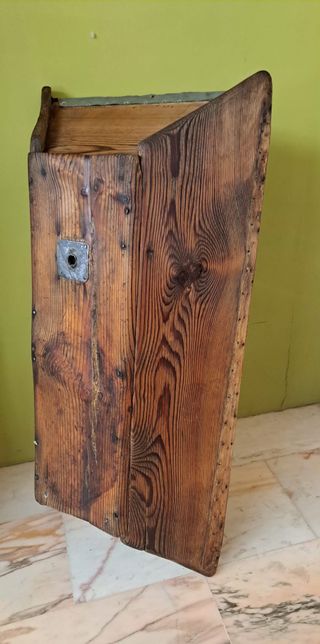 Artesa antigua de madera