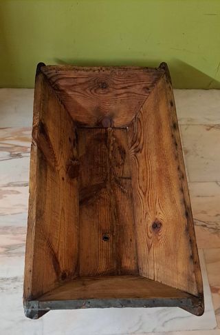 Artesa antigua de madera