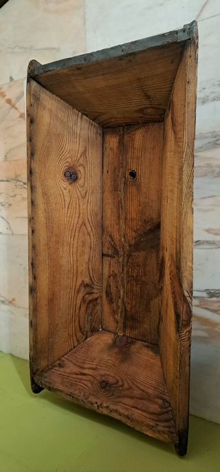 Artesa antigua de madera