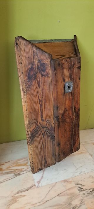 Artesa antigua de madera