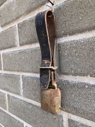 Campana antica con collare in cuoio