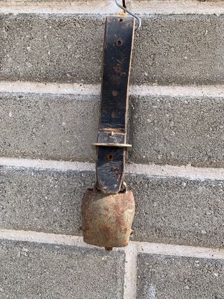 Campana antica con collare in cuoio