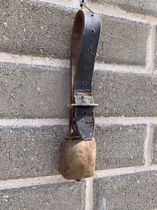 Campana antica con collare in cuoio