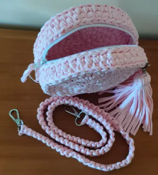 Bolso redondo rosa hecho a mano