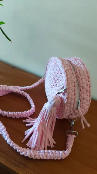 Bolso redondo rosa hecho a mano