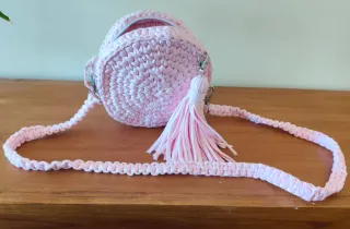 Bolso redondo rosa hecho a mano