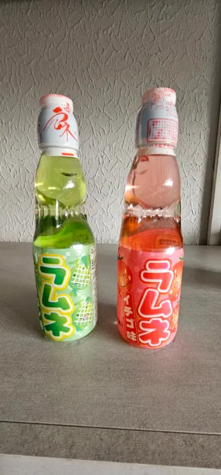 Bottiglie Ramune al gusto di fragola e kiwi