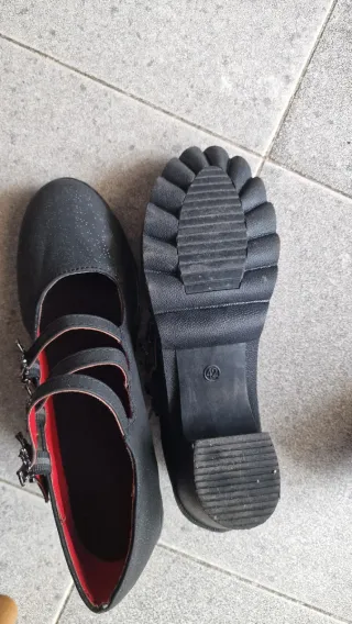 Zapatos negros con detalle de murciélago
