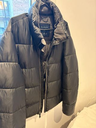 Chamarra de plumas negra y gris