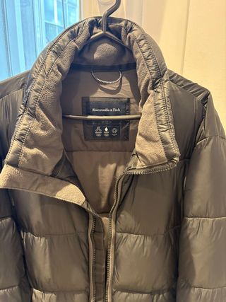 Chamarra de plumas negra y gris