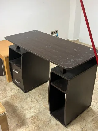 Mesa de escritorio infantil marrón