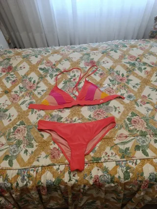 Bikini naranja y rosa