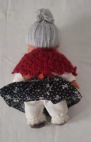 Muñeca Abuelita con Gafas y Chal