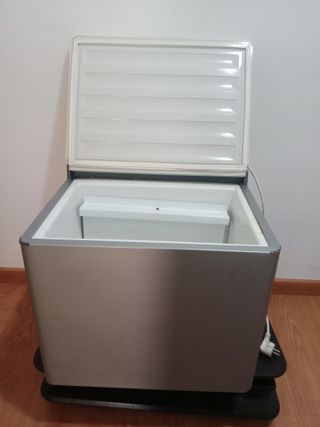 Refrigerador pequeño plateado funciona perfectamen