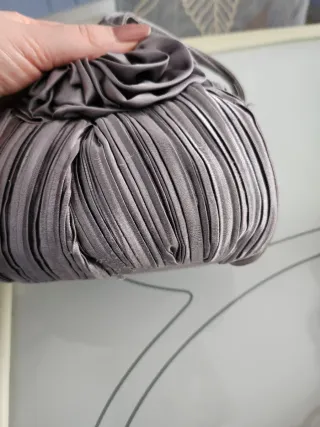 Piccola borsetta elegante grigia